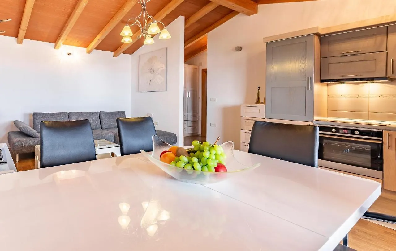 Apartments Larst Medulin 0*,